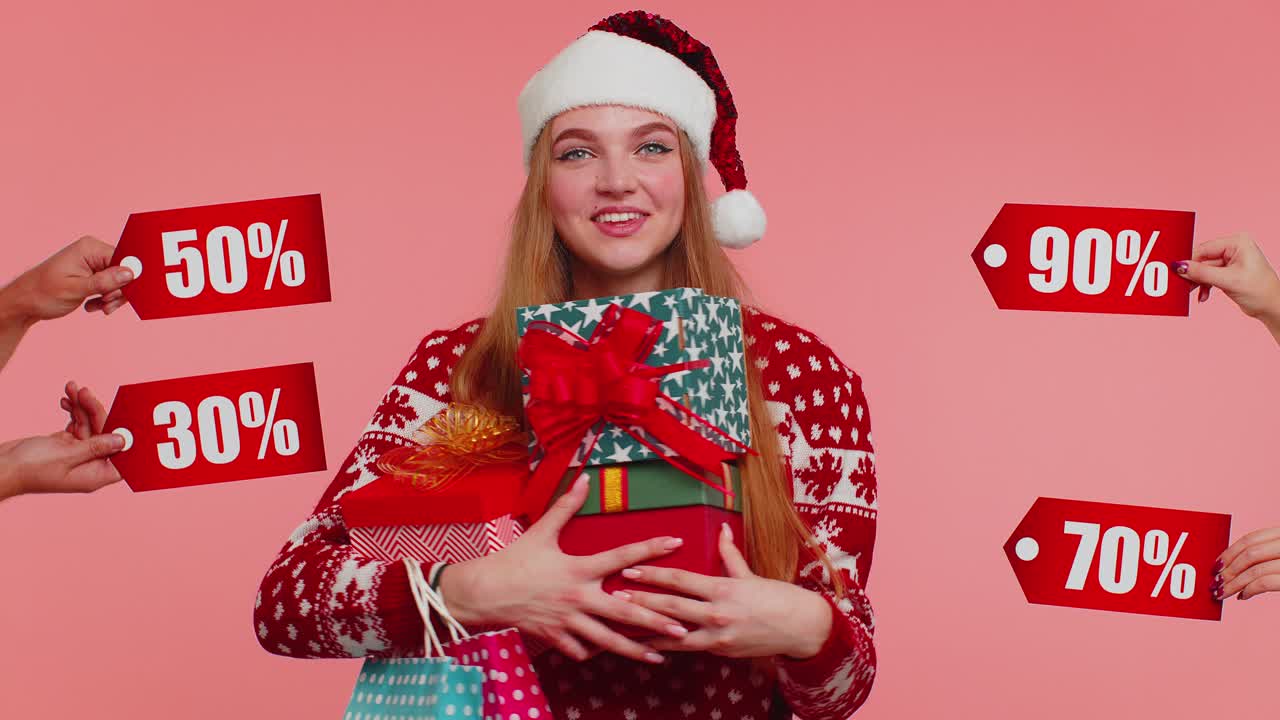 niña sosteniendo cajas de regalo y recibiendo descuentos navideños inscripciones textos de pancartas, venta de compras