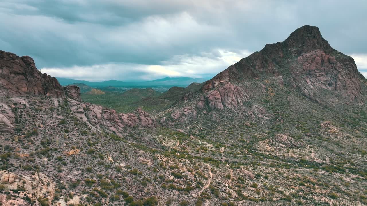 vista pintoresca de la montaña del gato y el sendero cerca