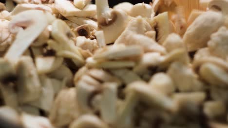 setas en rodajas cocinadas en sartén