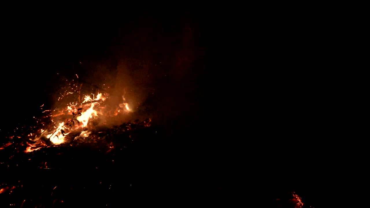 avivando una hoguera con brasas voladoras