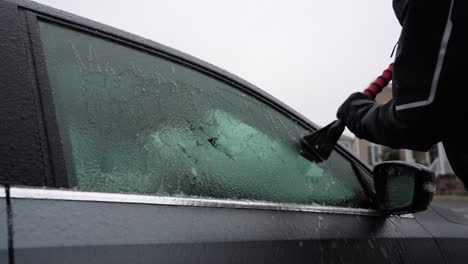 rascar hielo en las ventanas de los autos