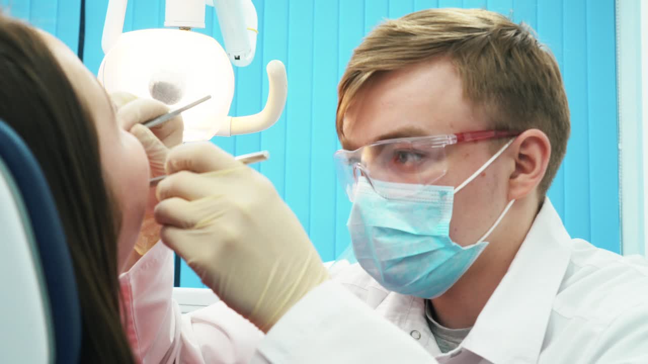 Dentista che visita un paziente