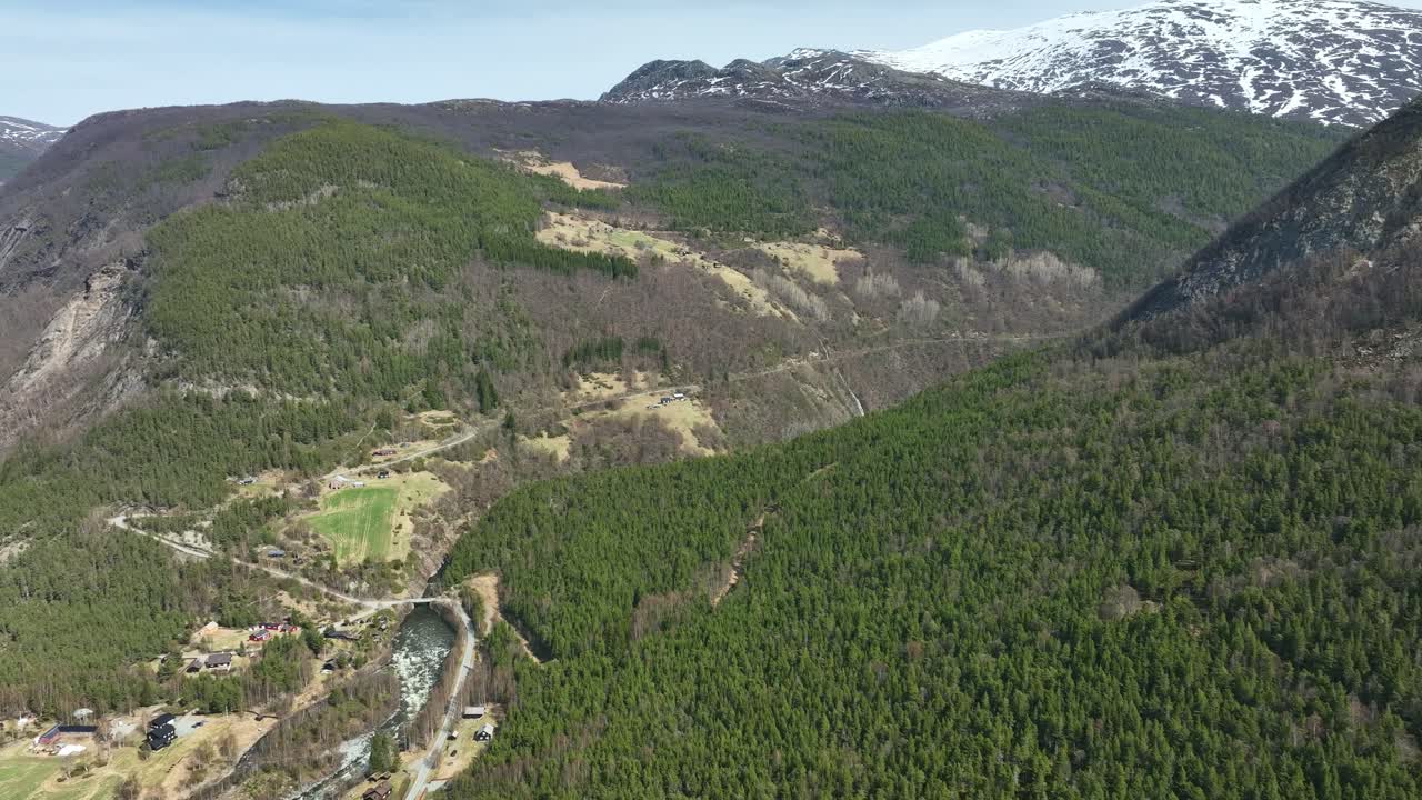 valle desde boverdalen que conduce al punto de partida de la caminata a galdhopiggen en noruega - vista aérea