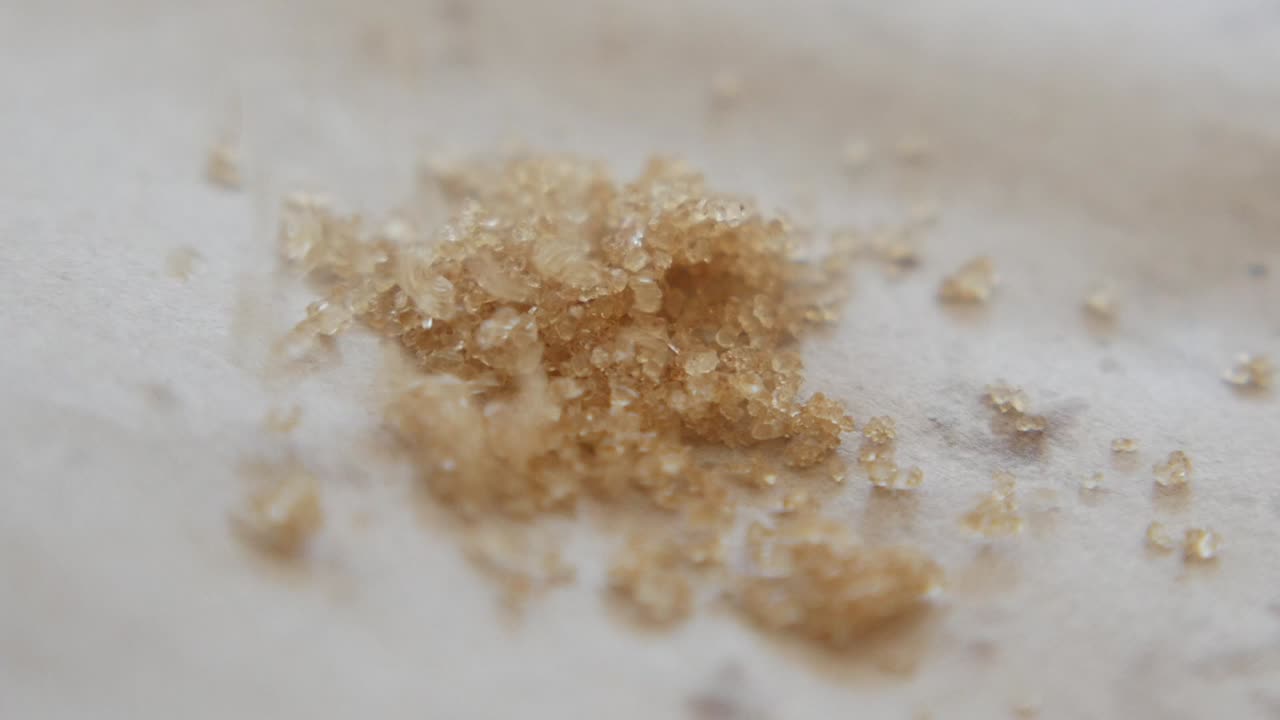 갈색 설탕 결정의 클로즈업