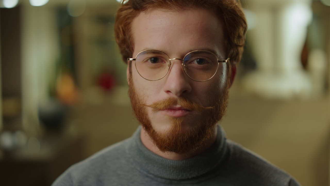 그것은 사무실에서 카메라에 포즈를 취하는 남성 전문가. 심각한 사업가 얼굴