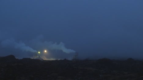 islandia, laguna azul, estación de energía geotérmica de svartsengi en la noche, movimiento de la cámara, panorámica de la cámara de izquierda a derecha, lente gran angular