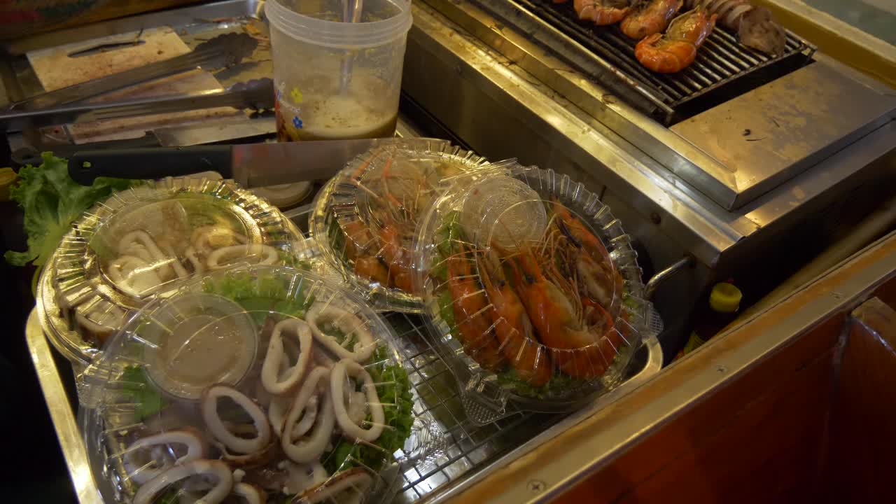 태국 사두악 태국 보트의 첫 번째 떠다니는 시장은 보트에서 음식을 판매합니다.