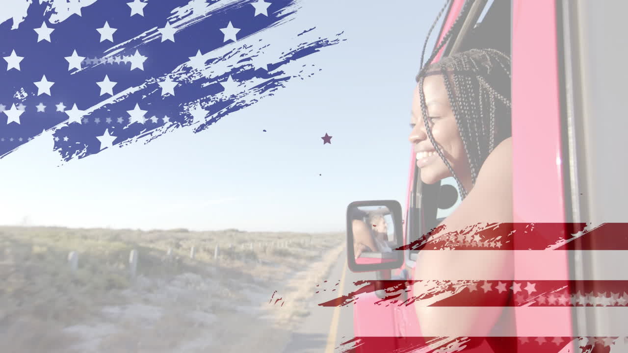 animación de la bandera de los estados unidos sobre una feliz mujer afroamericana en un coche por la playa en verano