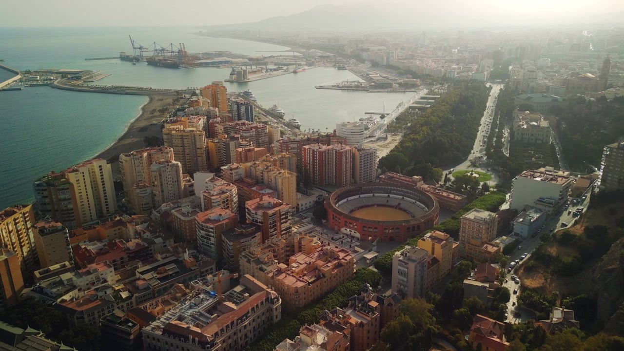 Vista aerea di Malaga, Spagna, con Arena, Porto e Costa