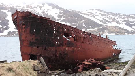 naufragio oxidado en la costa de djupavik icelan