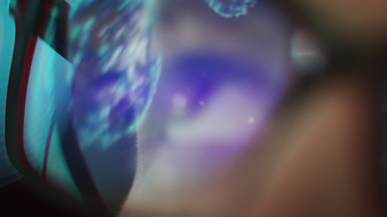 primer plano de un ojo con filtros abstractos