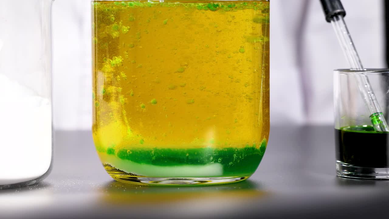 una vibrante reacción química se desarrolla en un vaso de laboratorio, mostrando cambios dinámicos de color y separación de líquidos