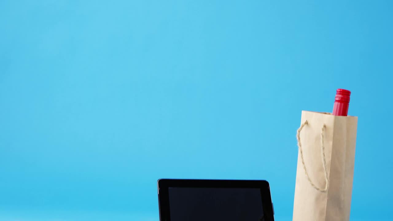 Tarjeta de crédito, bolsa de compra y tablet digital sobre fondo azul