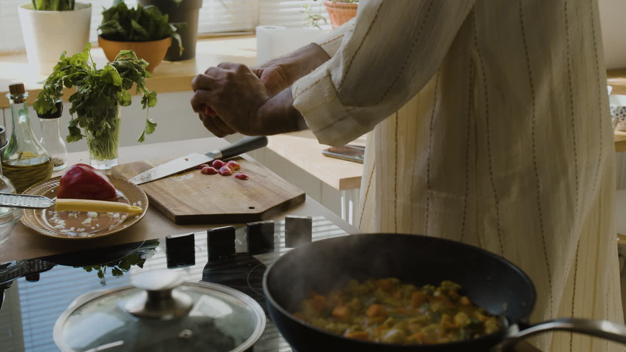 mujer cocinando verduras en una cocina