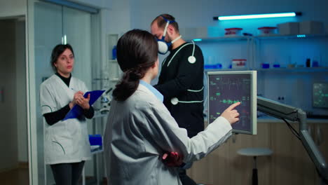 corredor profesional masculino probando su resistencia muscular en el laboratorio de deportes de ciencia