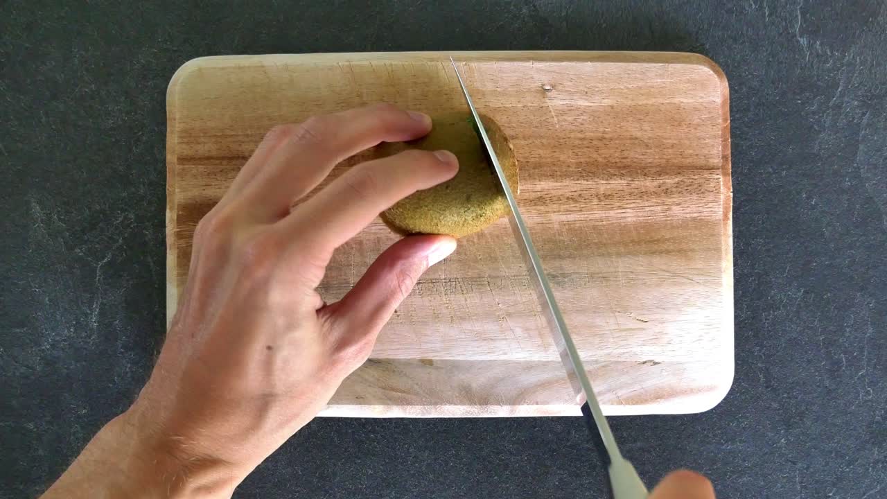 비타민을 얻기 위해 건강한 채식주의 키위 과일