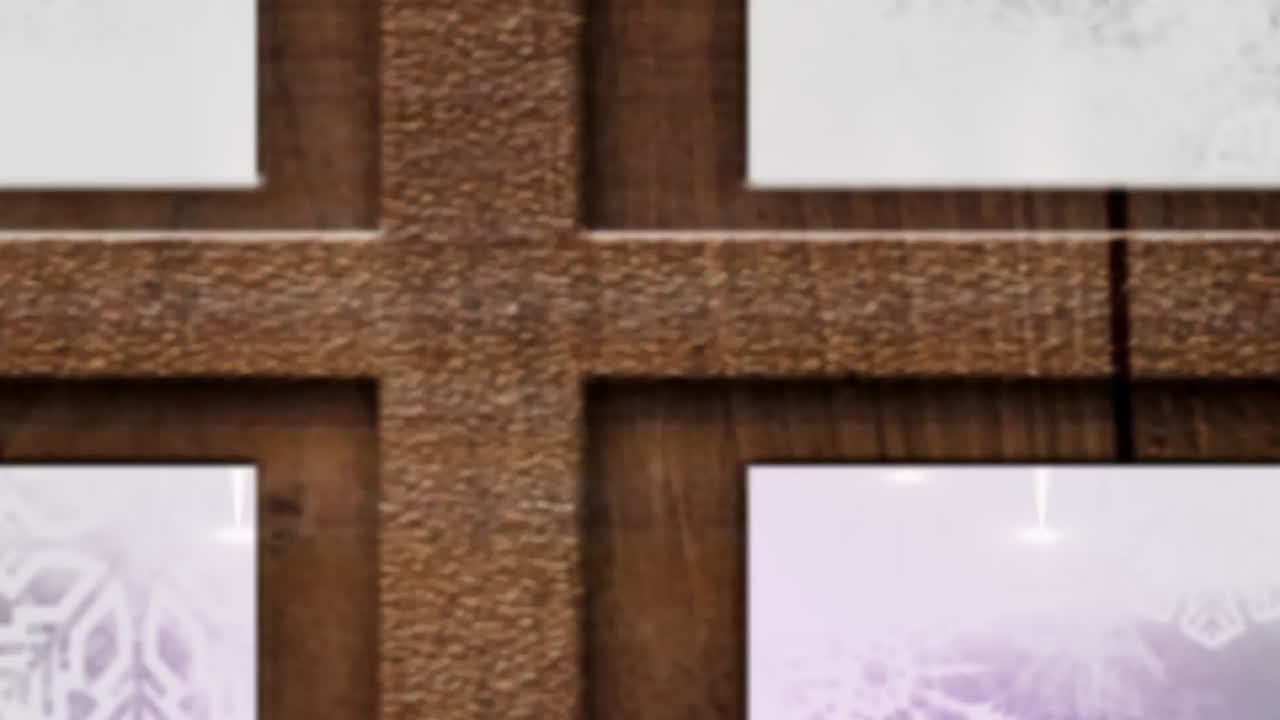 크리스마스 트리 와 보라색 배경 에 있는 스포트 라이트 에 반대 하는 나무 창 프레임