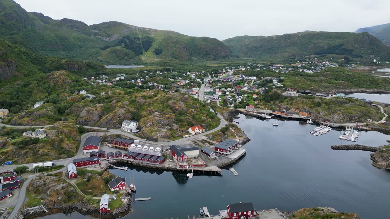 노르웨이 로포텐 섬에 있는 스순 항구와 마을 - 공중 4k