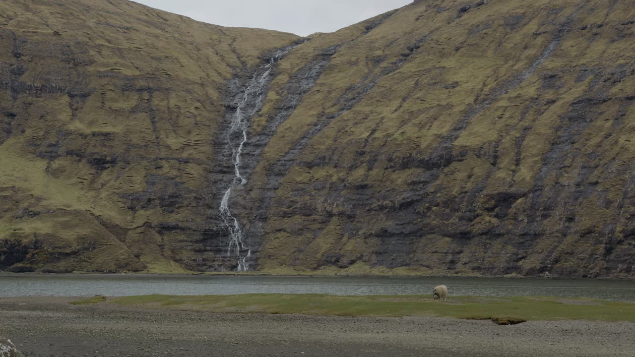 amplia cámara lenta de un valle en saksun, islas feroe