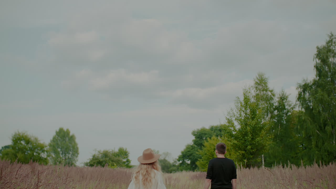 그녀의 연인을 포용하고 여름에 야외에서 웃는 매력적인 소녀