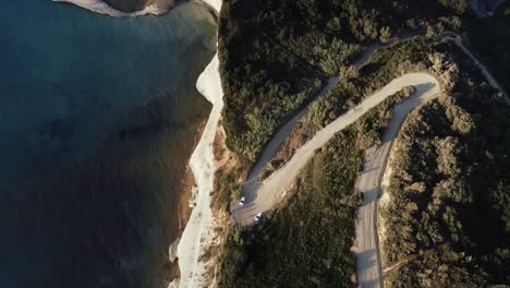 impresionantes acantilados costeros de grecia; toma aérea de drones