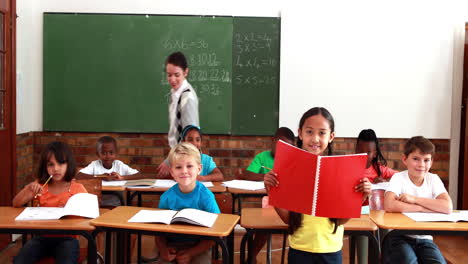 el maestro y los alumnos sonriendo a la cámara durante la clase