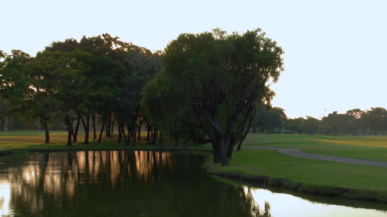 Vista panoramica di uno stagno di campo da golf al tramonto