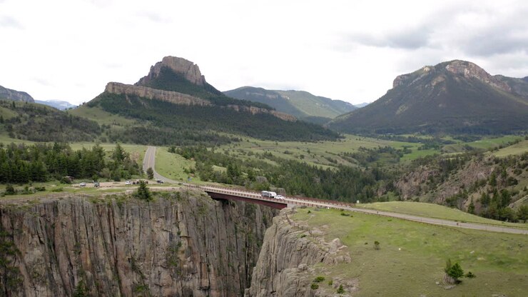 Paesaggio scenografico del canyon con ponte e montagne