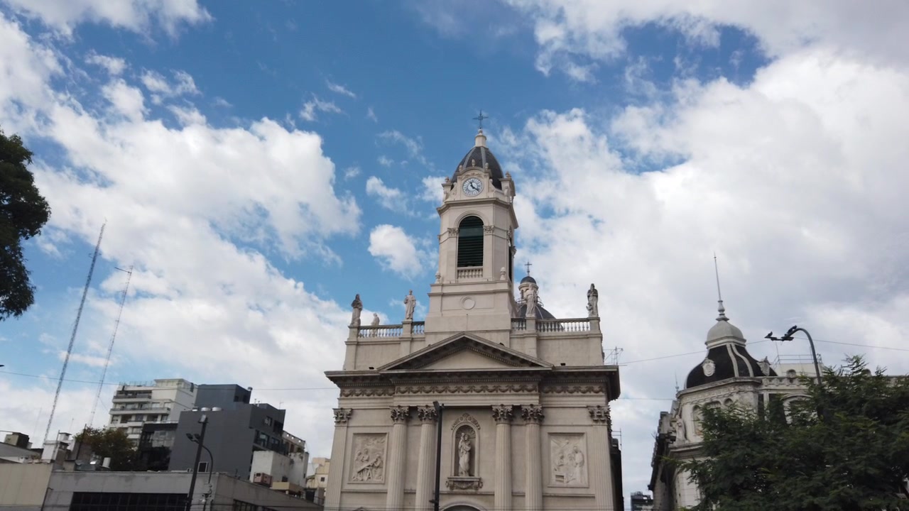 Ampia panoramica di presentazione della Basilica di San Jose de Flores e dello skyline del quartiere a Buenos Aires, Argentina.