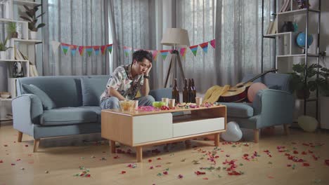 después de la fiesta, triste y cansado.
