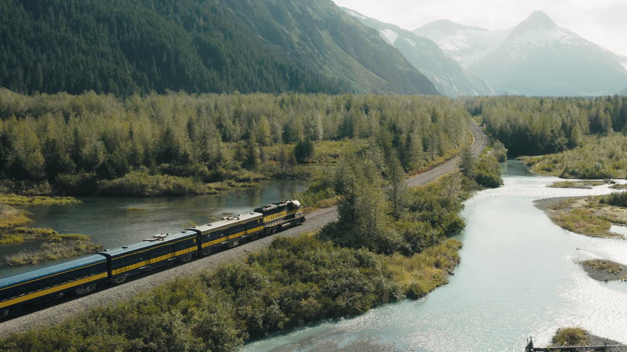 Ripresa aerea media della ferrovia dell'Alaska mentre si dirige verso Whittier, in Alaska