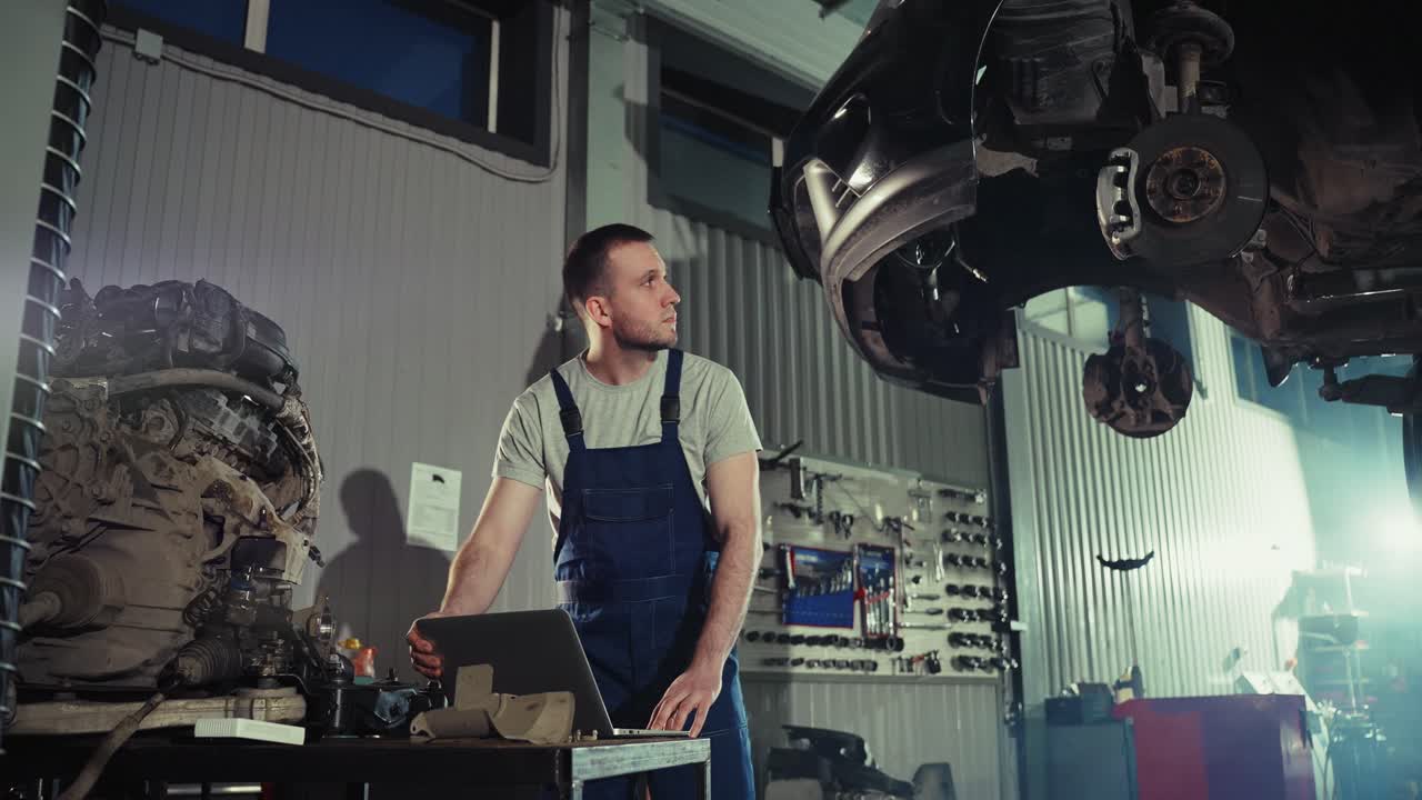 mecánico de automóviles trabajando en un coche