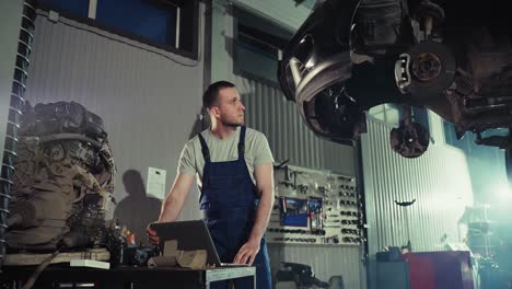 mecánico de automóviles trabajando en un coche