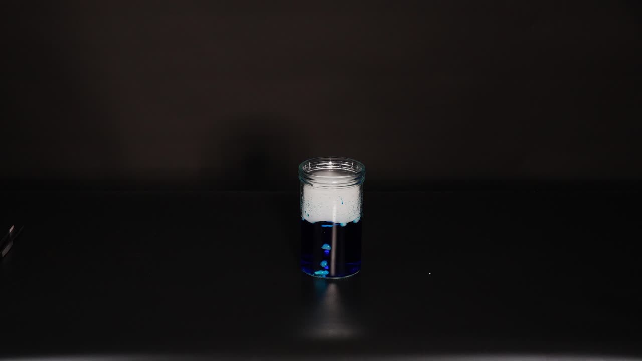 el hielo seco reacciona con el agua, creando humo.