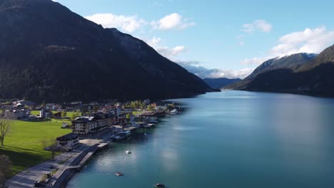 vista aérea del pueblo austriaco pertisau en la región del tirol en el corazón de las montañas alpes