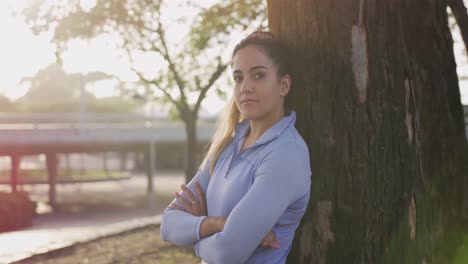 mujer caucásica en un parque