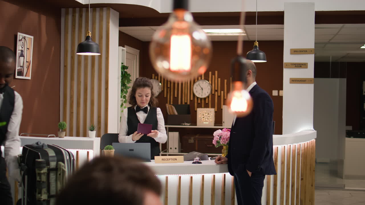 trabajador de cuello blanco da papeles de identificación