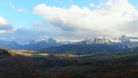 Mount-Sniffels-Wildnis-Bunt-Colorado-Million-Dollar-Highway-Dallas-Range-Luftaufnahmen-Filmische-Drohne-Bewölkt-Herbst-Herbstfarben-San-Juan-Ridgway-Ralph-Lauren-Ranch-14er-Rückwärts-Nach-Unten-Bewegung-Offenbaren