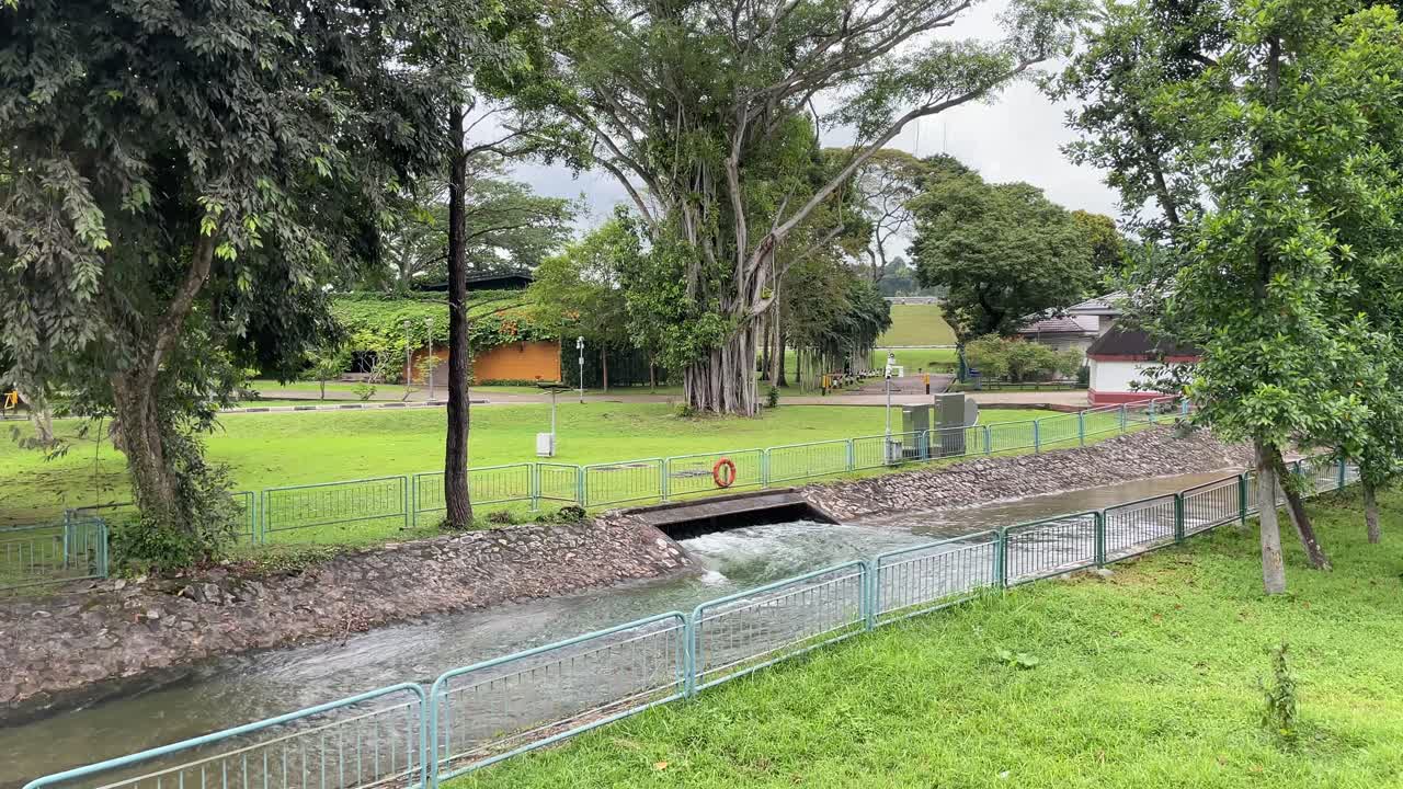 fuerte flujo de agua que pasa a través de un bloque de hormigón en el embalse macrtichie, sistema de drenaje y protección contra inundaciones en singapur