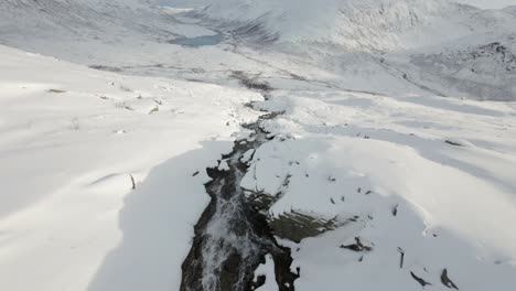 fpv-drohne taucht in unmittelbarer nähe einen fluss hinunter