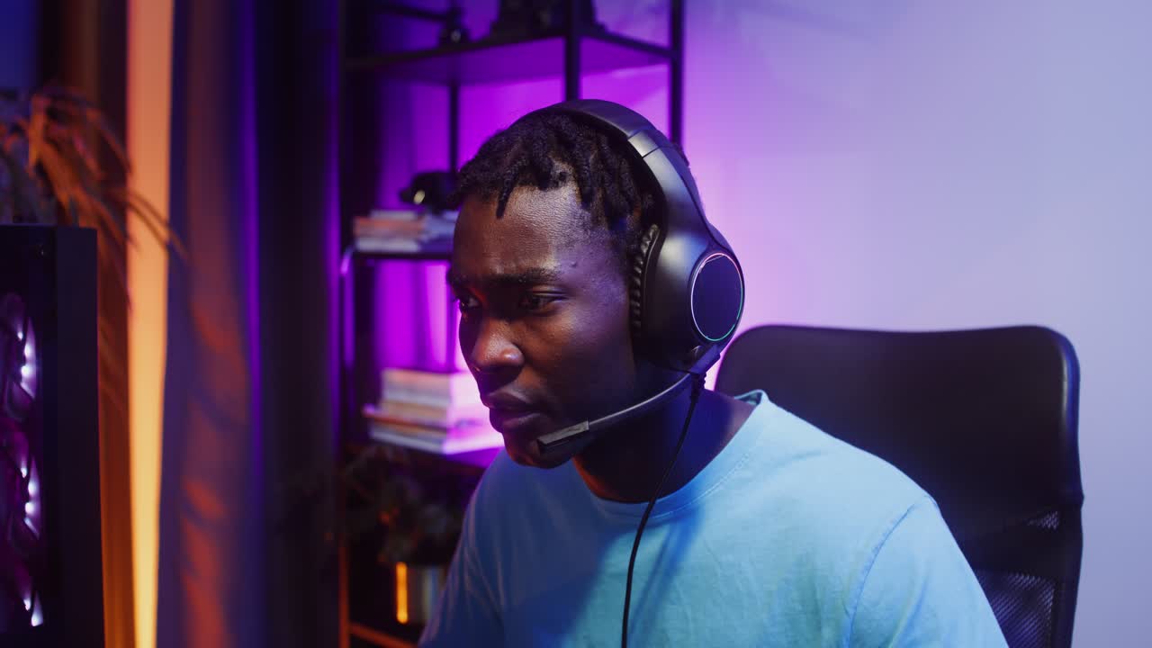 Afroamerikansk mann som gamer med headset