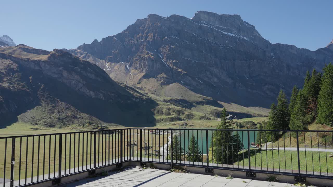 화창한 날 스위스 엥겔베르그의 아름다운 산 풍경