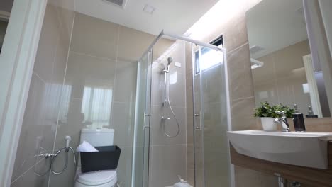 Baño-Blanco-Con-Decoración-De-Cabina-De-Ducha