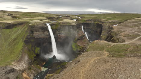 Cascada-En-Las-Montañas-Tierras-Altas-De-Islandia-Haifoss-Toma-Aérea-Grande