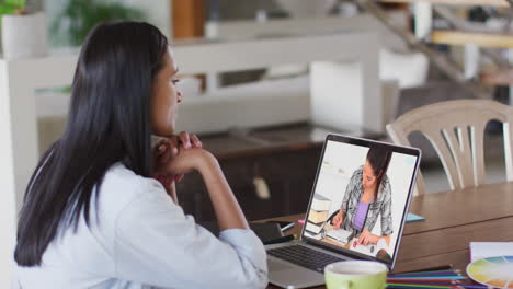 Profesora-Caucásica-Usando-Una-Computadora-Portátil-En-Una-Videollamada-Con-Una-Estudiante