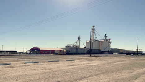 Silos-De-Grano-Junto-A-Las-Vías-Del-Tren-En-Willcox,-Arizona