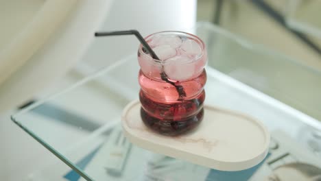 검은 과 함께 상쾌한 얼음 베리 음료