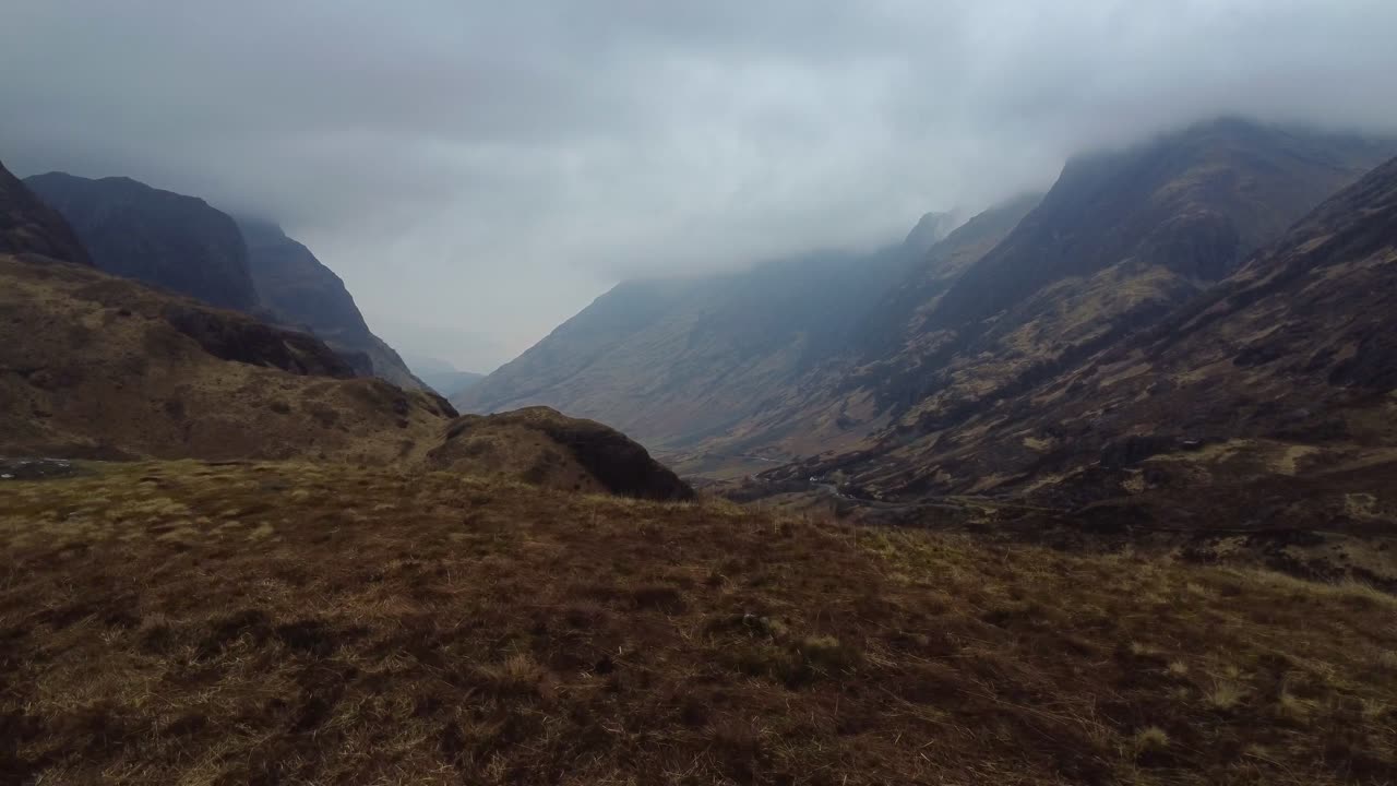 vídeo cinematográfico de drones del valle de glencoe con colores de invierno y otoño - escocia