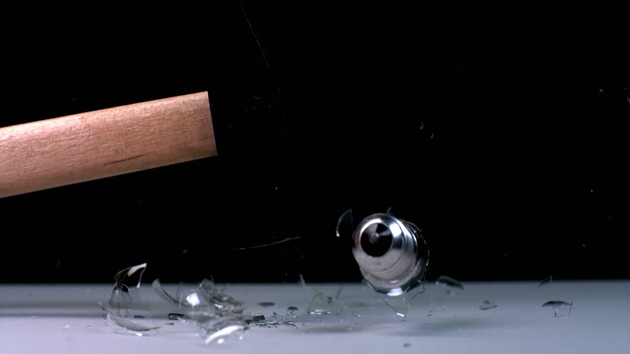 망치가 전구를 깨뜨리는 것