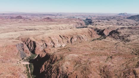 Filmischer-Luftblick-über-Die-Sonnige-Kalahari-wüstenlandschaft-In-Südafrika